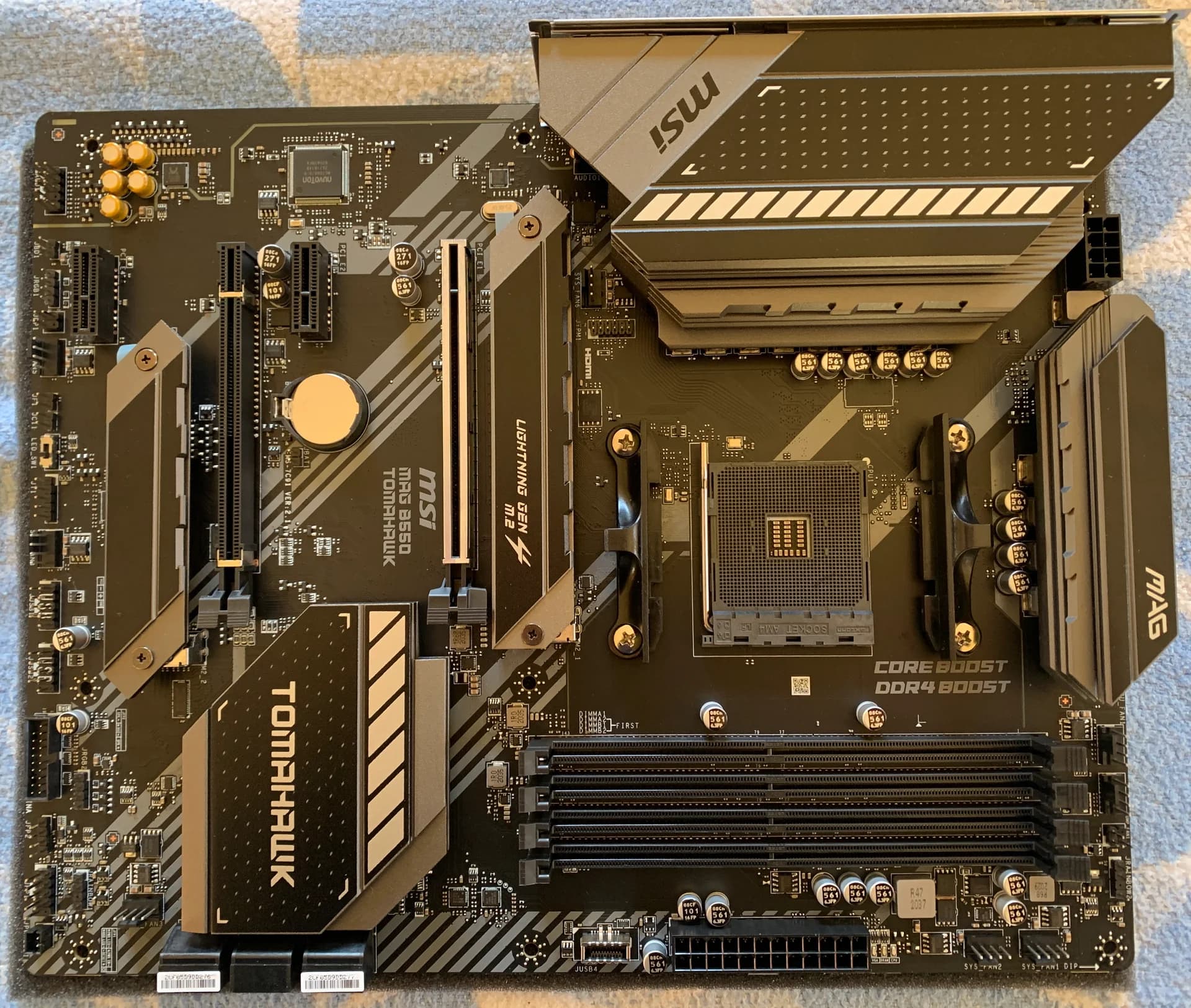 MSI B550 Tomahawk de ejemplo; no es la ASUS TUF GAMING B650-PLUS WIFI seleccionada.