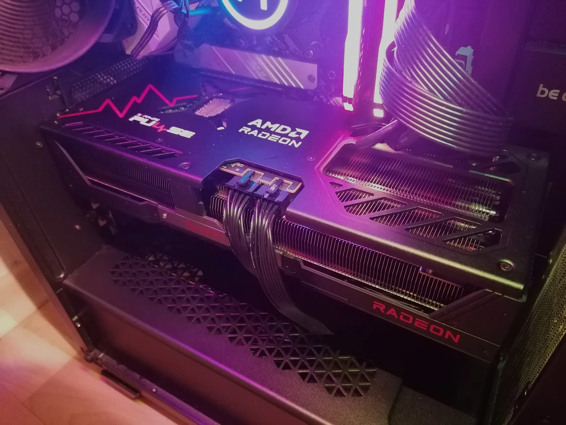 Sapphire PULSE Radeon RX 9070 XT de 16 GB instalada; variante distinta de ASRock Challenger RX 9070 XT de la selección.