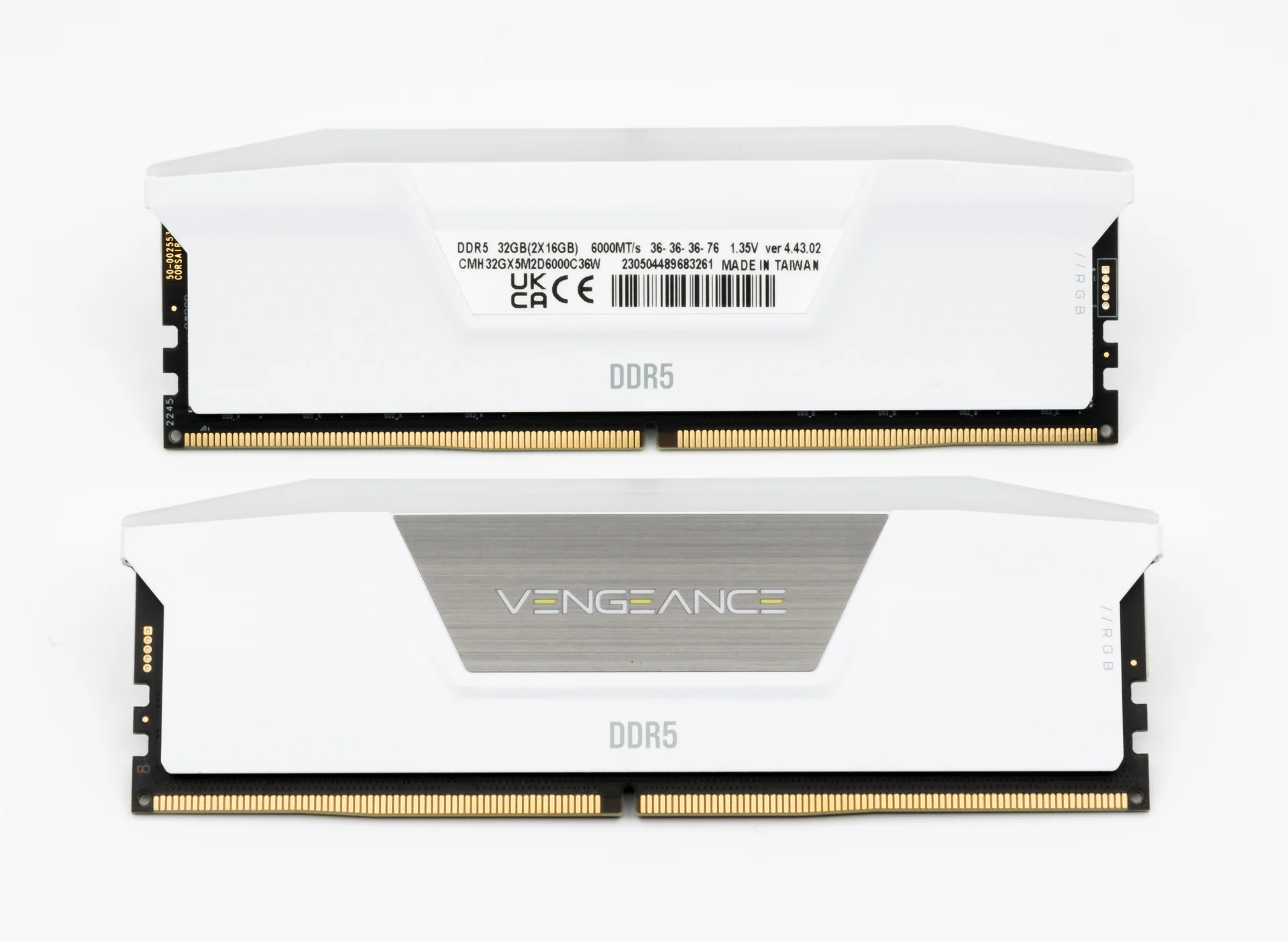 Corsair Vengeance RGB DDR5 blanca: fotografía ilustrativa, distinta del kit TeamGroup VULCAN seleccionado.