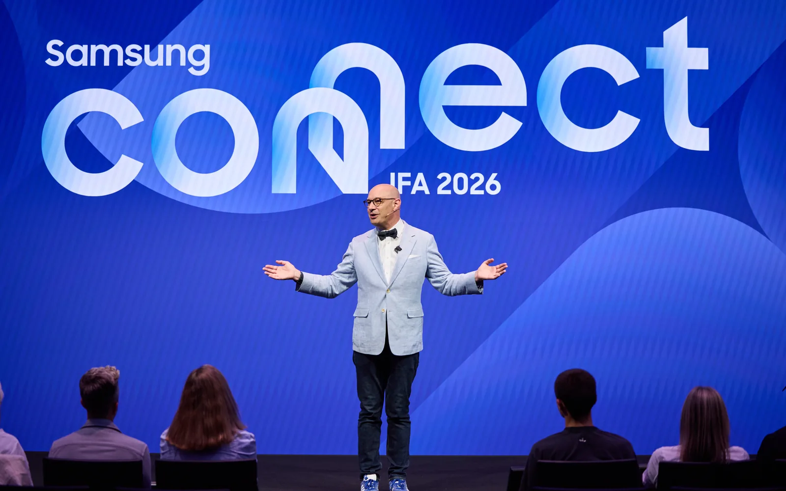 Presentación de Samsung Connect en IFA 2026 con Benjamin Braun sobre un escenario azul